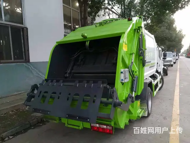 白色市环卫垃圾车采购厂家勾臂压缩摆臂餐厨垃圾车价格的图片