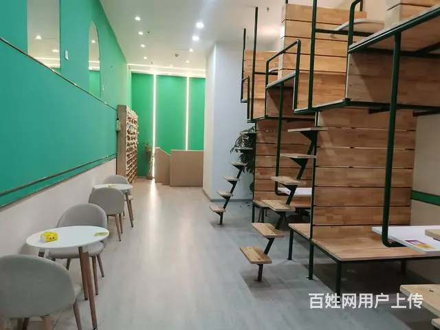 急转梧桐街火爆网红打卡店可空转的图片