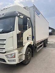 低价出售解放尊享版6.8米冷藏车