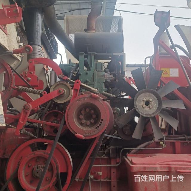 两台收割机转让的图片