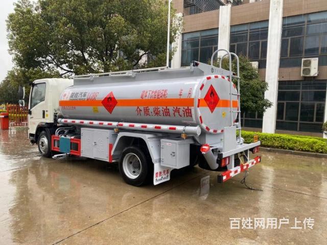 重汽豪沃8.3方油罐车的图片