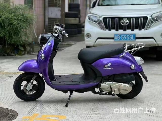 实体店出售二手摩托车、本田、铃木、雅马哈、豪爵品牌的图片