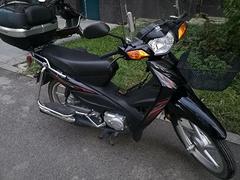 豪爵弯梁摩托车