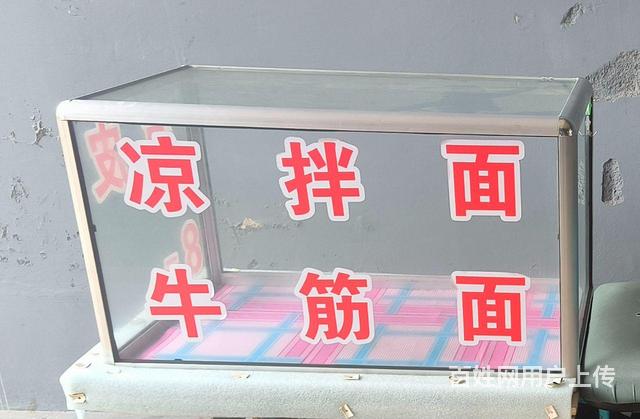 摆摊玻璃柜的图片