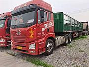 550马力解放牵引车 带13米高低板花篮半挂车
