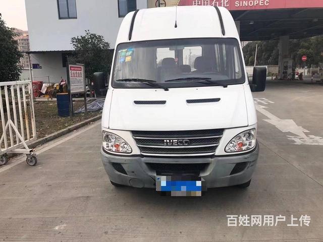 依维柯长轴高顶6坐国5排放支持分期包过户的图片