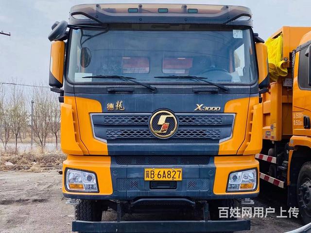 20年国五德龙X3000后八轮385马力5米8箱的图片