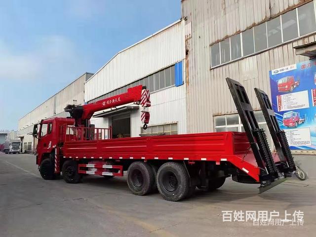 东风四桥8吨平板带吊 可装液压爬梯的图片