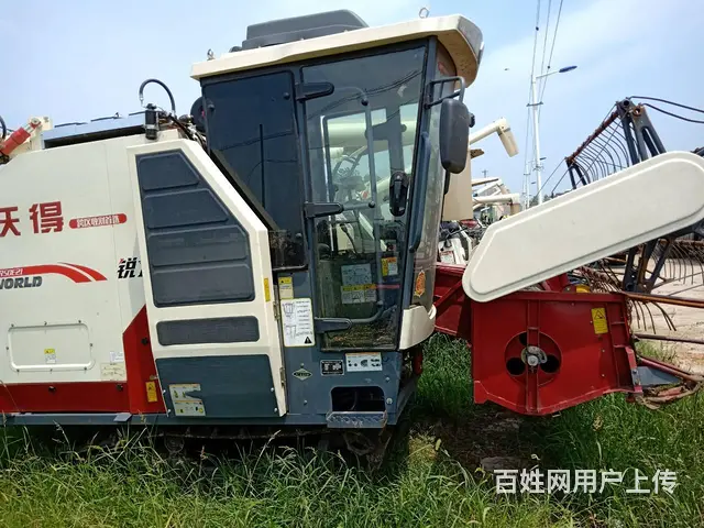 出售精品沃得收割机的图片