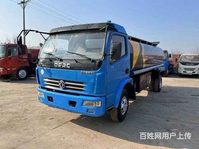 长期出售各种吨位洒水车，加油车的图片