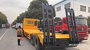 锦程四桥国六40吨凹板运输车 液压爬梯