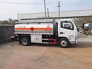 5吨油罐车东风多利卡    流动运油车