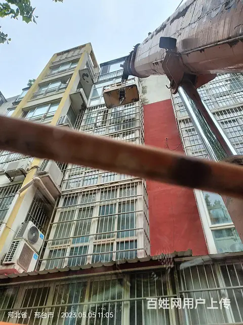 新源十二吨吊车的图片