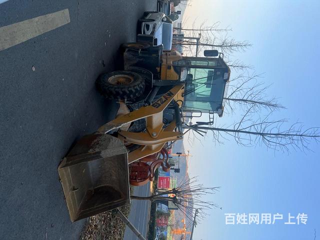 只用过五天手动挡混泥土专用铲车的图片