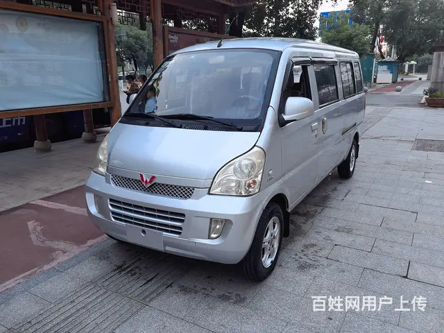 出售五菱荣光加长版一台，1.5排量9座车型的图片
