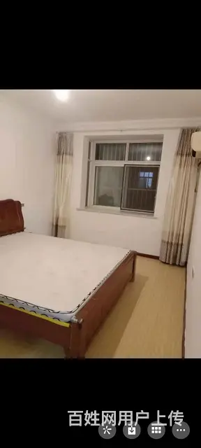 火车站旁城市花园的图片
