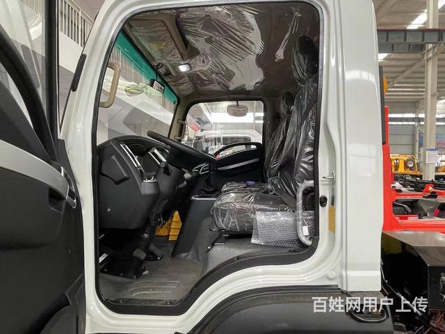 大运蓝牌重载勾臂垃圾车 车厢可卸式建筑垃圾清运的图片