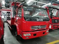 东风多利卡平板车 专拖135 140挖机钻机拖车