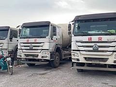 豪沃大十四方搅拌车 国五 后八轮 380马力