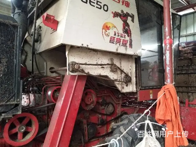 小麦收割机的图片