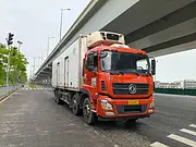 出17年10月东风天龙后八9米6厢式货车315马力