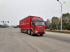 一汽解放小三轴危险品厢式货车9.6米 5.7排量