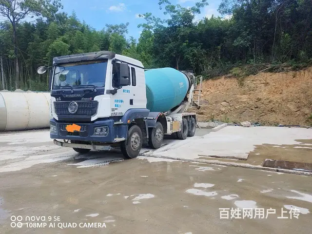 两台一年两个月的国六混凝土搅拌车的图片