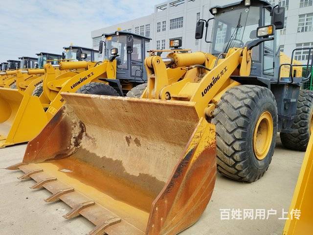 中卫附近二手装载机市场 二手5吨装载机夹抱侧翻的图片