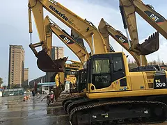 小松130、200和220等二手挖掘机低价出售