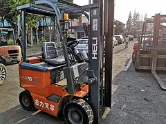 柴油二手叉车交易，二手叉车10吨多少钱