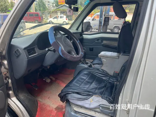 小五菱挺立正的图片