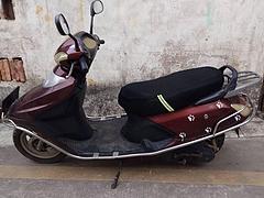 有照片看!出台广西牌证红色YAMAHA100女装车
