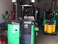 丰田1.5吨前移式电动叉车，仓储堆高5米站架式叉车