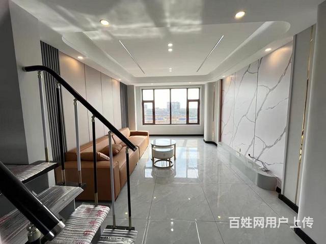凤凰蓝湾小区1880一平复试毛坯房，有电梯，95平和108平的图片