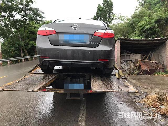 吉水拖车搭电换胎困境吊车车辆救援的图片