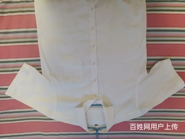 雅鹿白色短袖衬衫。 - 图片 1