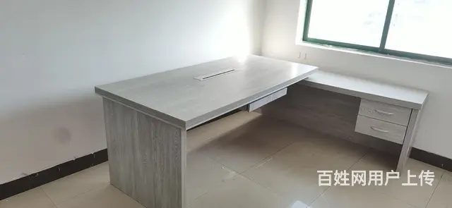办公桌 - 图片 1