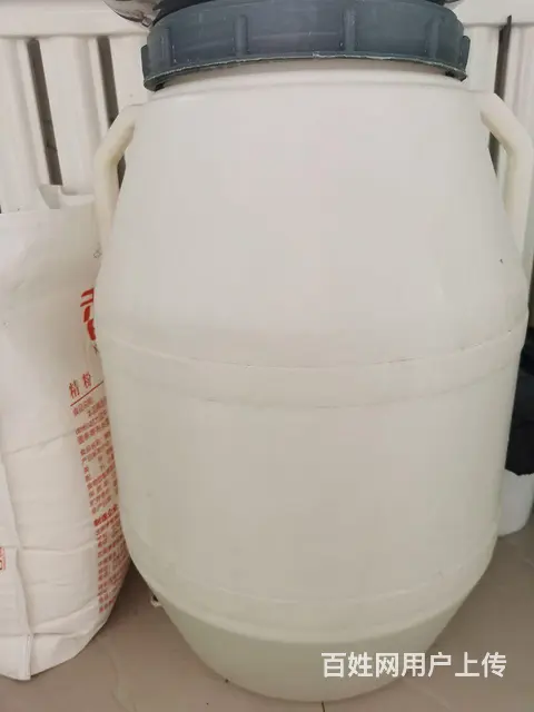 带盖塑料水桶 - 图片