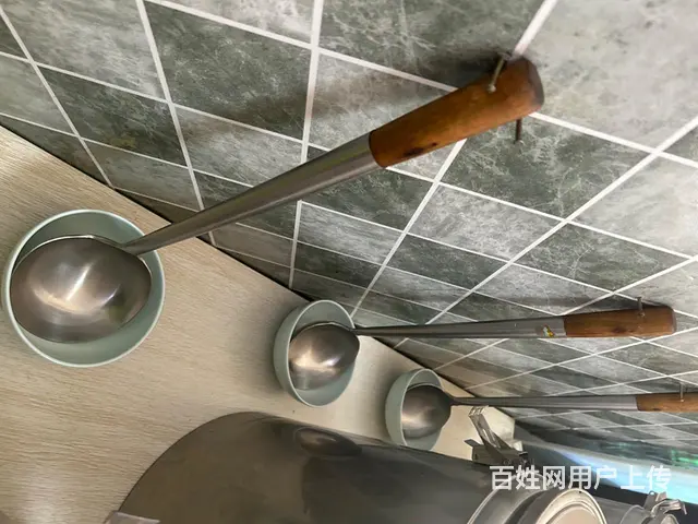 手勺。炒菜勺商用。锅铲。有5个。一斤水的容量。勺直 - 图片