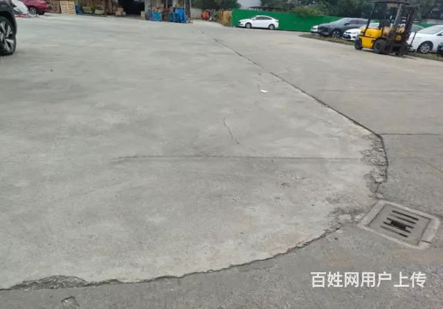 本人800多平水泥地出租，可堆放材料做停车场等 - 图片 1
