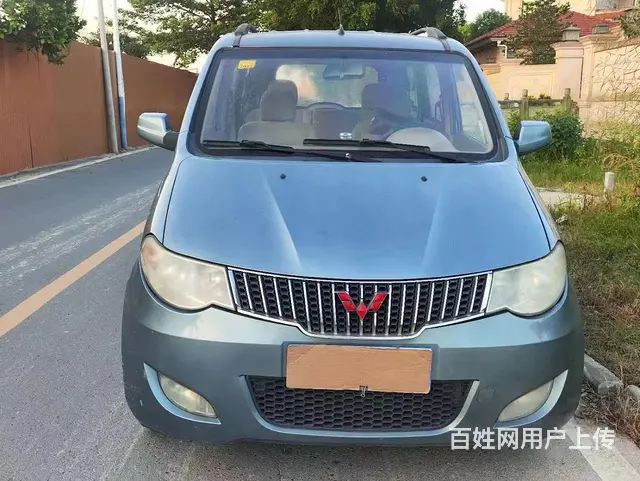 五菱宏光面包车7座 - 图片 1