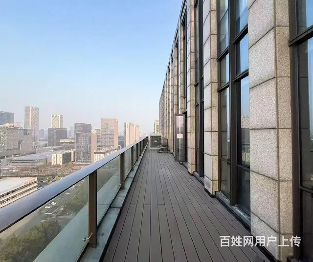 地铁口招人方便 800方顶楼整层带双露台 高利用率 实图呈现 - 图片 1
