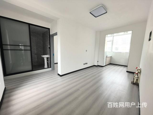 龙泽雅苑 步梯61平 毛坯4.38万一套 两室带露台 可贷款的图片