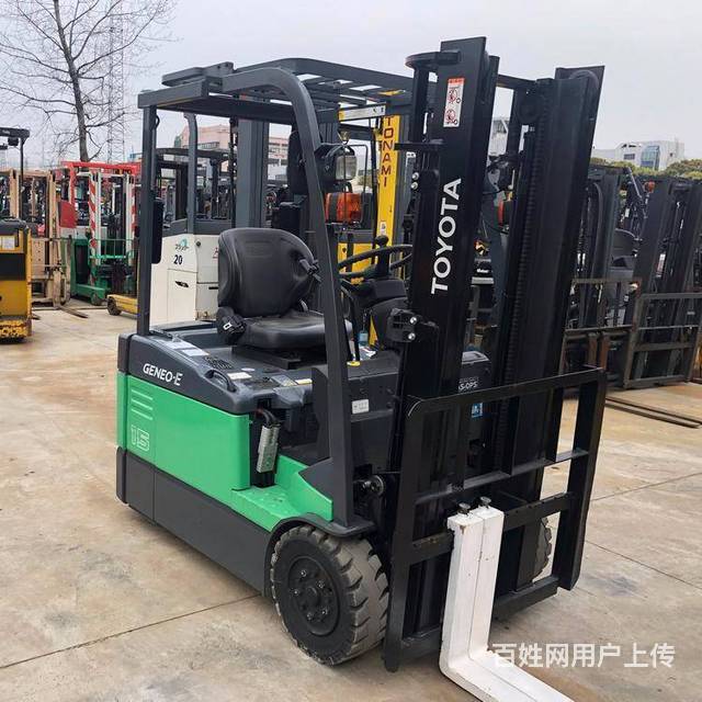 二手丰田叉车 厂房拆迁低价转让的图片