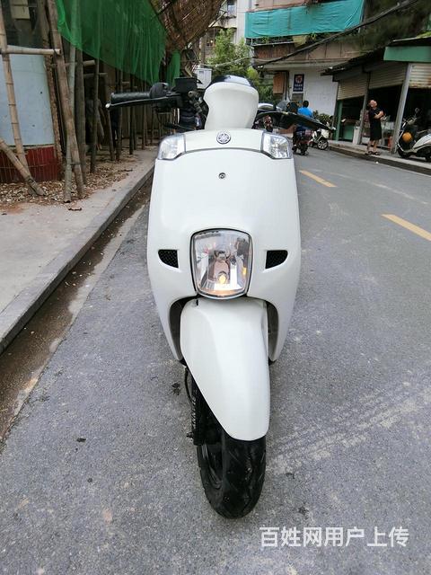 出售新到2019年雅马哈机白色s5踏板车,带合格证,机头安静