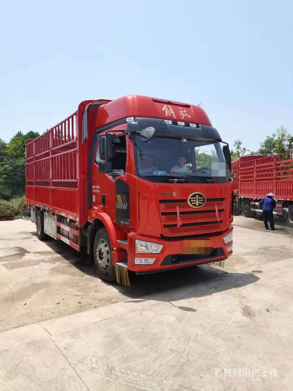 小解放 单桥车 6米8苍栏 240马力 国五六缸机