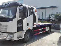 解放一拖二清障车一拖五拖八轿运半挂车知名厂家车价格