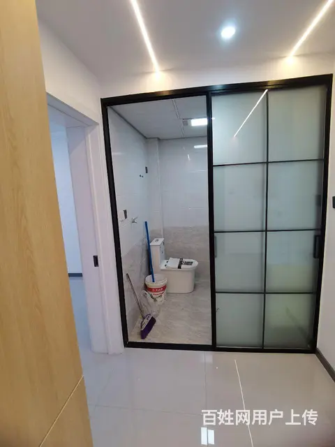 东山沿河北小区一楼精装修 - 图片 1