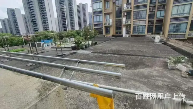 赞成丽景苑，3楼，双阳台，带超大平台，有钥匙 - 图片 1