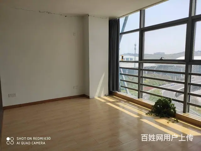 高铁站旁100平高层南向带玻璃隔断出租 - 图片 3